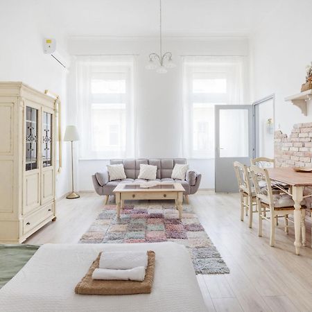A Touch Of Provence And Pastels In The Centre Apartment Budapest Exterior photo